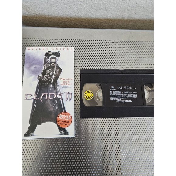 Blade II (VHS, 2002) Movie Rated R - Picture 1 of 3